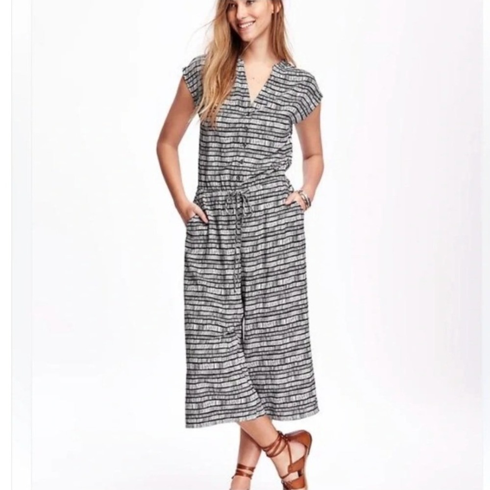 Old Navy Women's Sz Medium Jumpsuit Black White Geometric Cap Sleeve Half Button